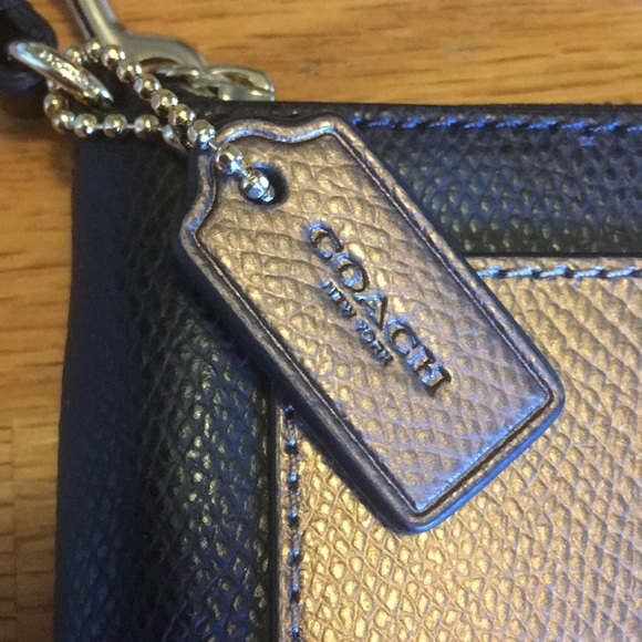 ❌SOLD❌Coach Gold and black leather Wristlet - Picture 8 of 8